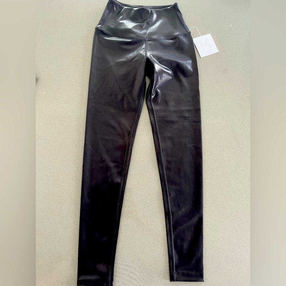 Barry’s shiny XS black leggings